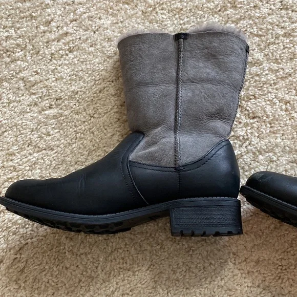 ♥️Ugg gray and black suede and shearling Sz 7 boots. Can be worn up or down - Picture 5 of 9